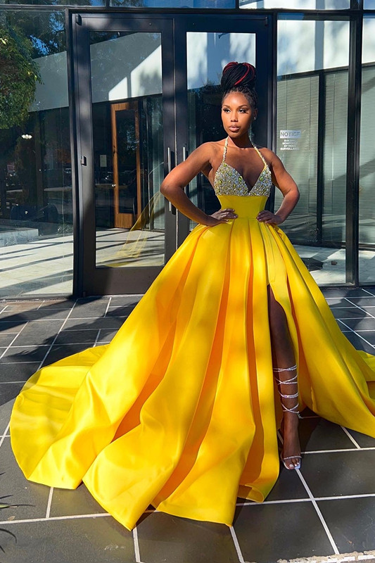 Vestido de festa glamouroso com lantejoulas amarelas, decote em V, linha A, sem mangas e fenda