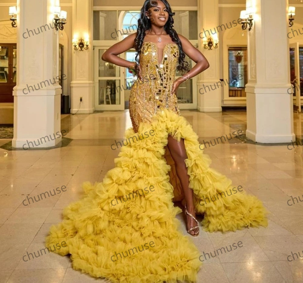Vestido de fiesta de sirena con volantes y abertura alta con diamantes dorados para chicas negras