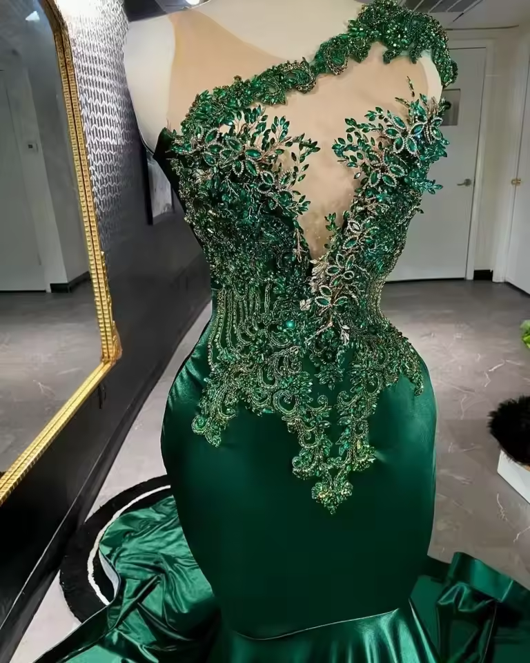 Elegantes vestidos de fiesta de sirena de satén verde oscuro 2025 para niña negra, cuello transparente con cuentas, vestidos de fiesta de noche de cumpleaños personalizados