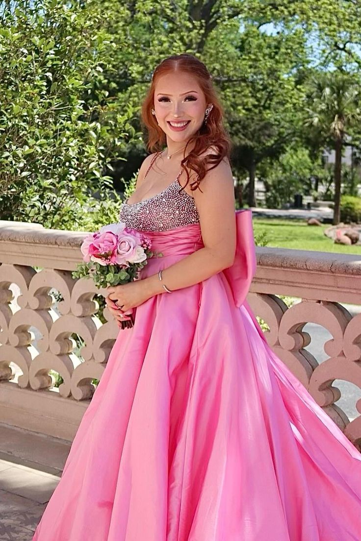 Vestido longo formal em cetim rosa com miçangas e corte em A com laço