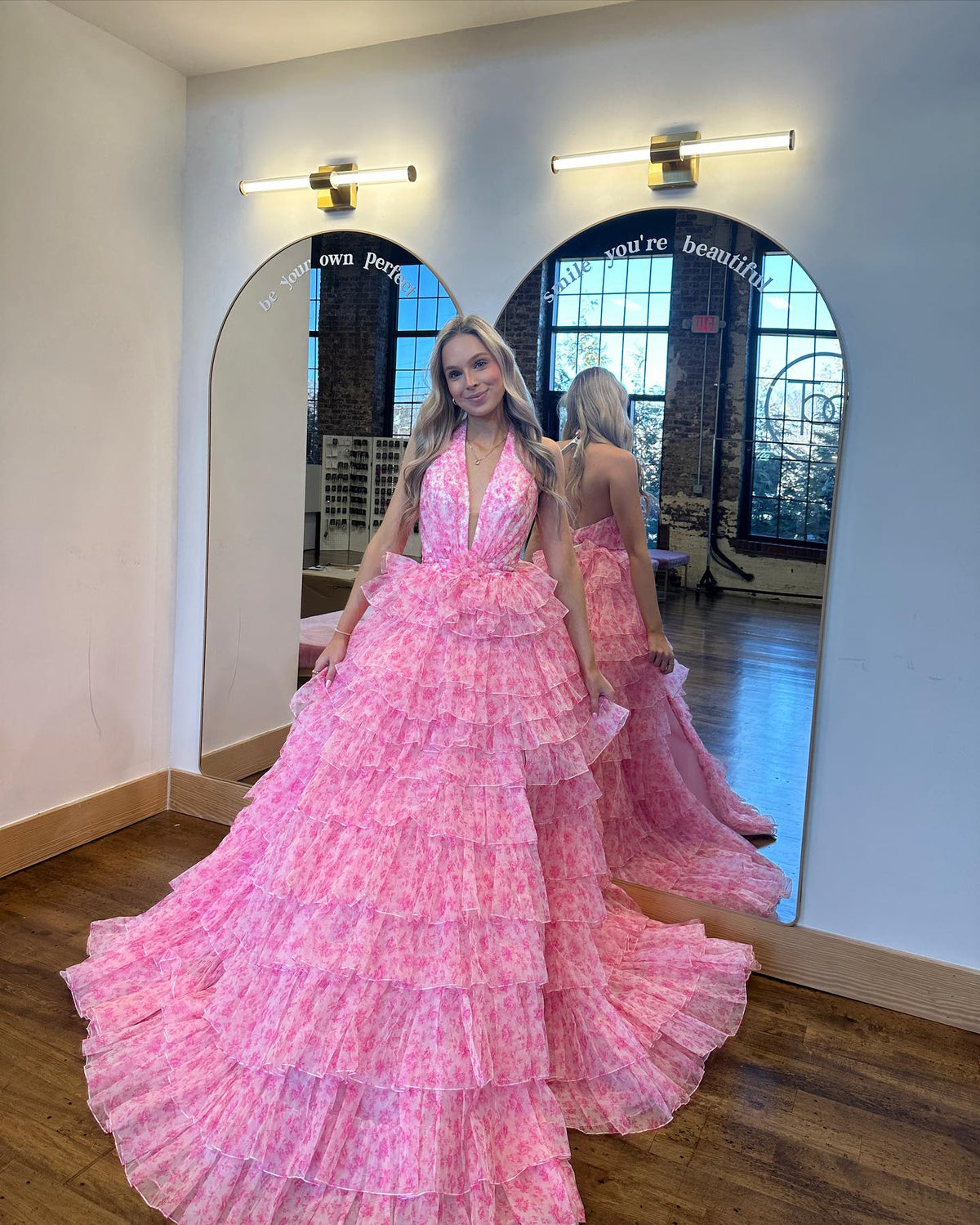 Vestido de festa longo com decote halter e costas abertas, cor-de-rosa e estampado