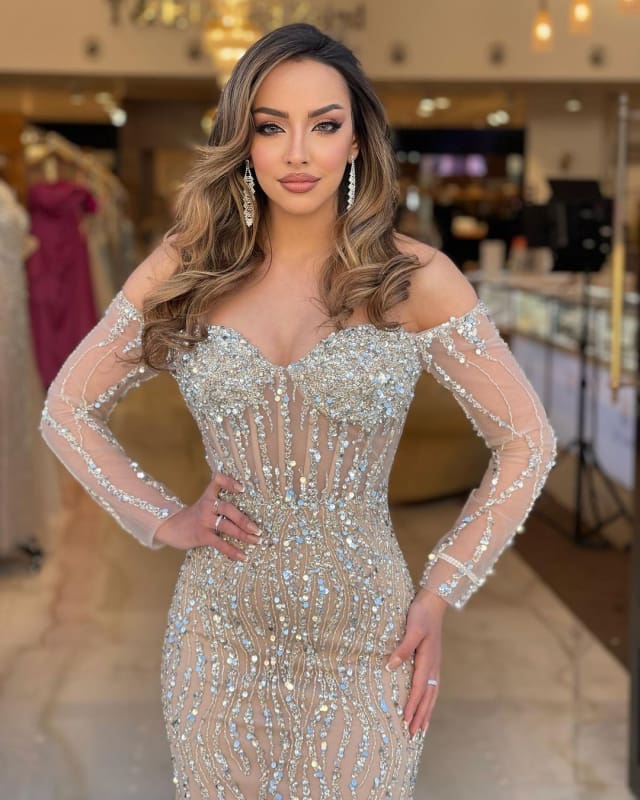 Vestido de baile pesado com decote em coração, mangas compridas e miçangas sem alças