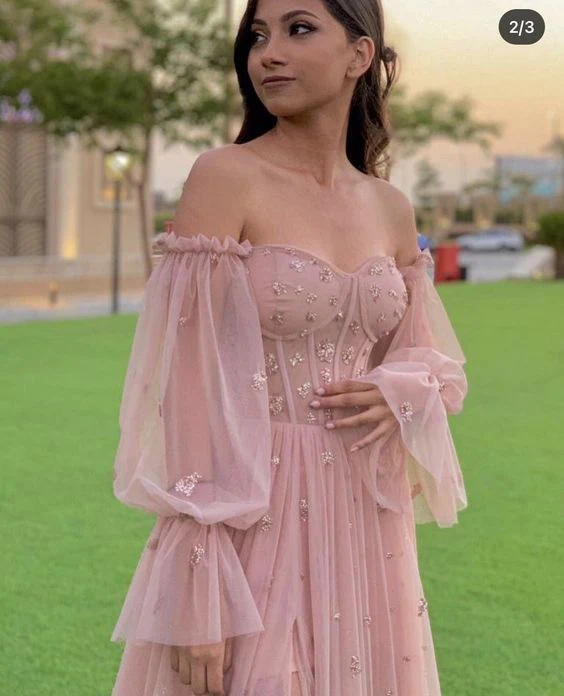 Vestido de festa com decote coração e mangas compridas em tule rosa