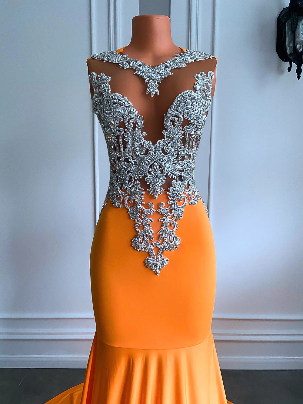 Long Orange Prom Dresses 2023 Sexy Mermaid Style Fitted Silver Beaded Embroidery Orange Spandex Black Girl Prom Formal Gowns