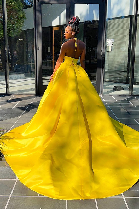 Vestido de festa glamouroso com lantejoulas amarelas, decote em V, linha A, sem mangas e fenda