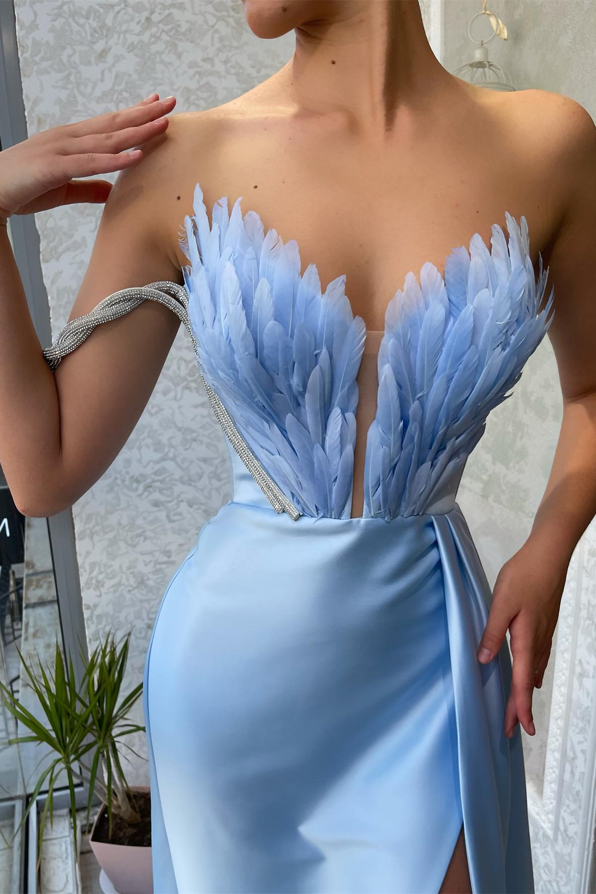 Vestido de fiesta de sirena con escote en V, hombros descubiertos y plumas en un solo hombro en azul bebé