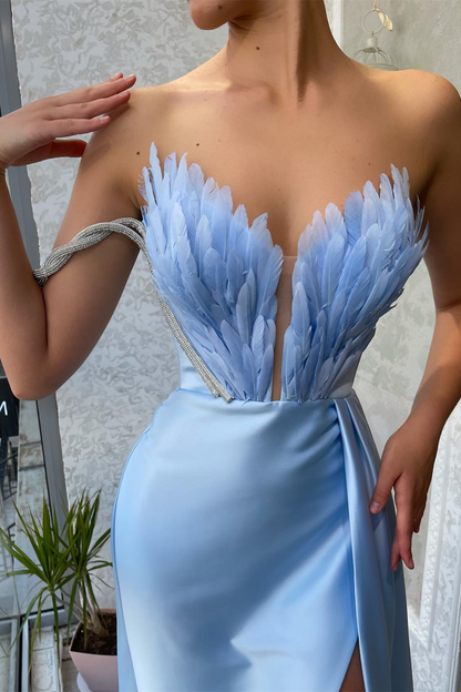 Vestido de fiesta de sirena con escote en V, hombros descubiertos y plumas en un solo hombro en azul bebé