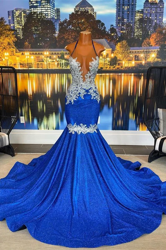 Hermoso vestido de fiesta de sirena azul real con cuello halter y apliques
