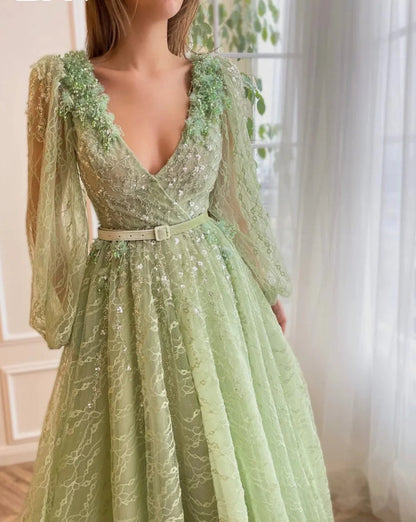 فستان سهرة طويل الأكمام مزين بالترتر وفتحة رقبة على شكل حرف V وتصميم بوهيمي أنيق من Vestidos De Novia 