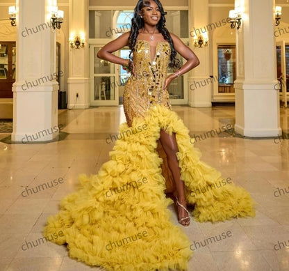 Vestido de fiesta de sirena con volantes y abertura alta con diamantes dorados para chicas negras 