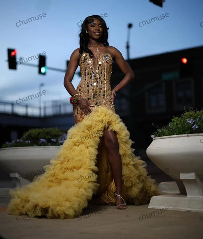 Vestido de fiesta de sirena con volantes y abertura alta con diamantes dorados para chicas negras 