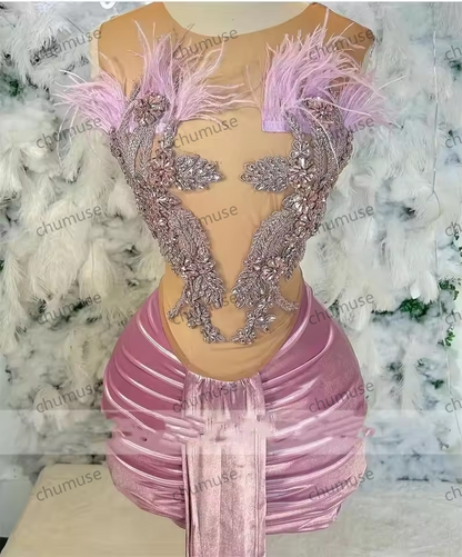 Robe de bal courte en velours noir, sexy, transparente, col rond, avec perles, strass, plumes et traîne, 2025