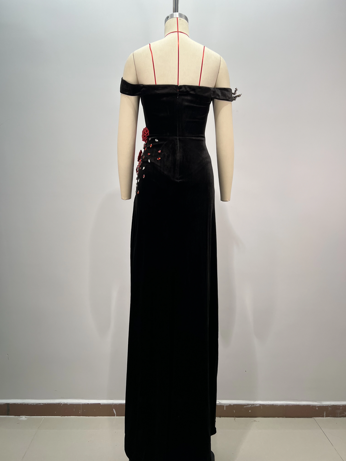 Robe longue fendue sexy en velours noir pour femme, motif floral rouge brillant, style élégant, slim, tenue de soirée ou de banquet
