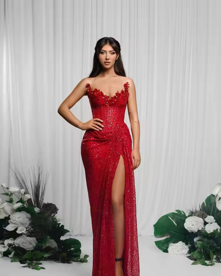 Robe longue rouge à paillettes et cristaux brillants pour femme, tenue de soirée élégante et luxueuse, idéale pour une fête d'anniversaire ou une boîte de nuit
