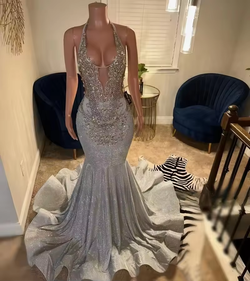 Vestidos de fiesta de lujo con cristales plateados 2025 para chicas negras, vestidos de fiesta con cuello halter, vestido de noche de sirena, vestidos de gala personalizados