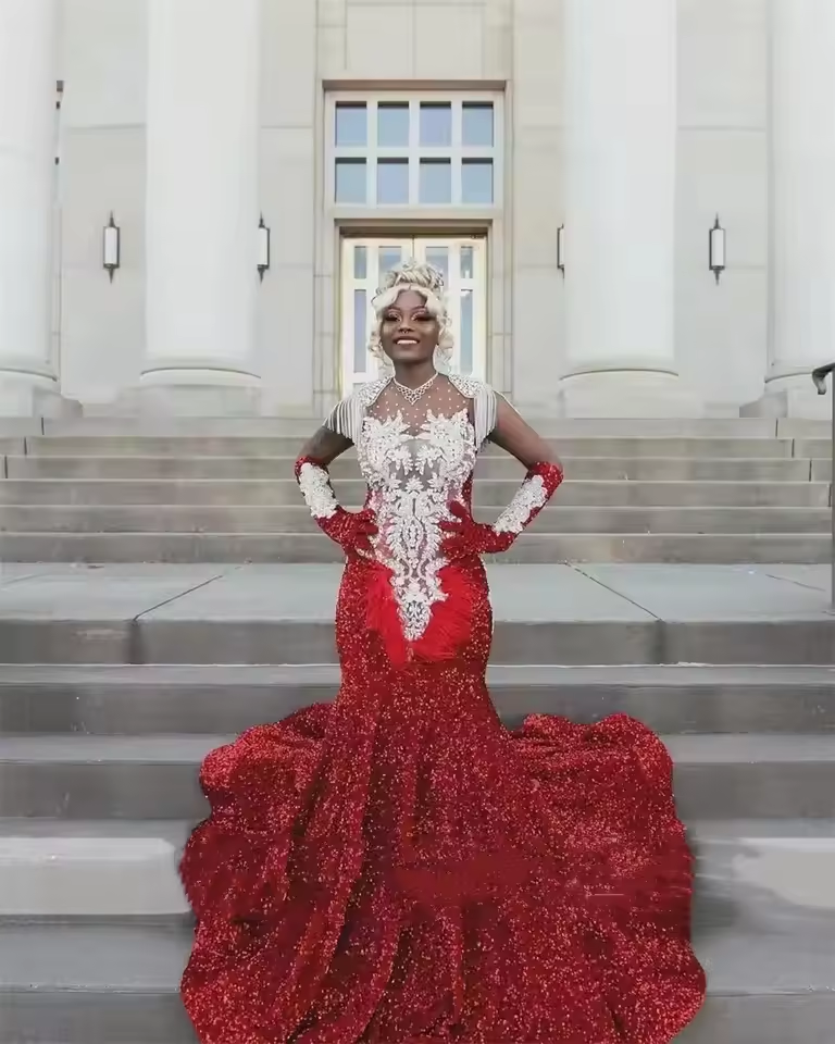 Vestido de baile longo sereia vermelho luxuoso 2025 para meninas negras com miçangas, cristais, penas, festa de aniversário, recepção de casamento, personalizado