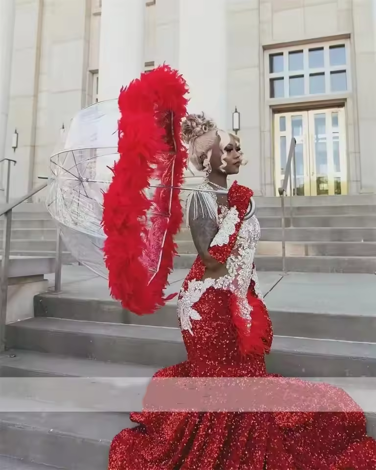 Vestido de baile longo sereia vermelho luxuoso 2025 para meninas negras com miçangas, cristais, penas, festa de aniversário, recepção de casamento, personalizado