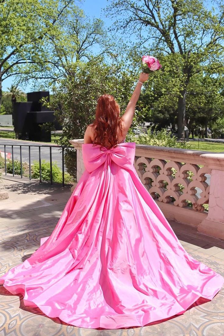 Vestido longo formal em cetim rosa com miçangas e corte em A com laço