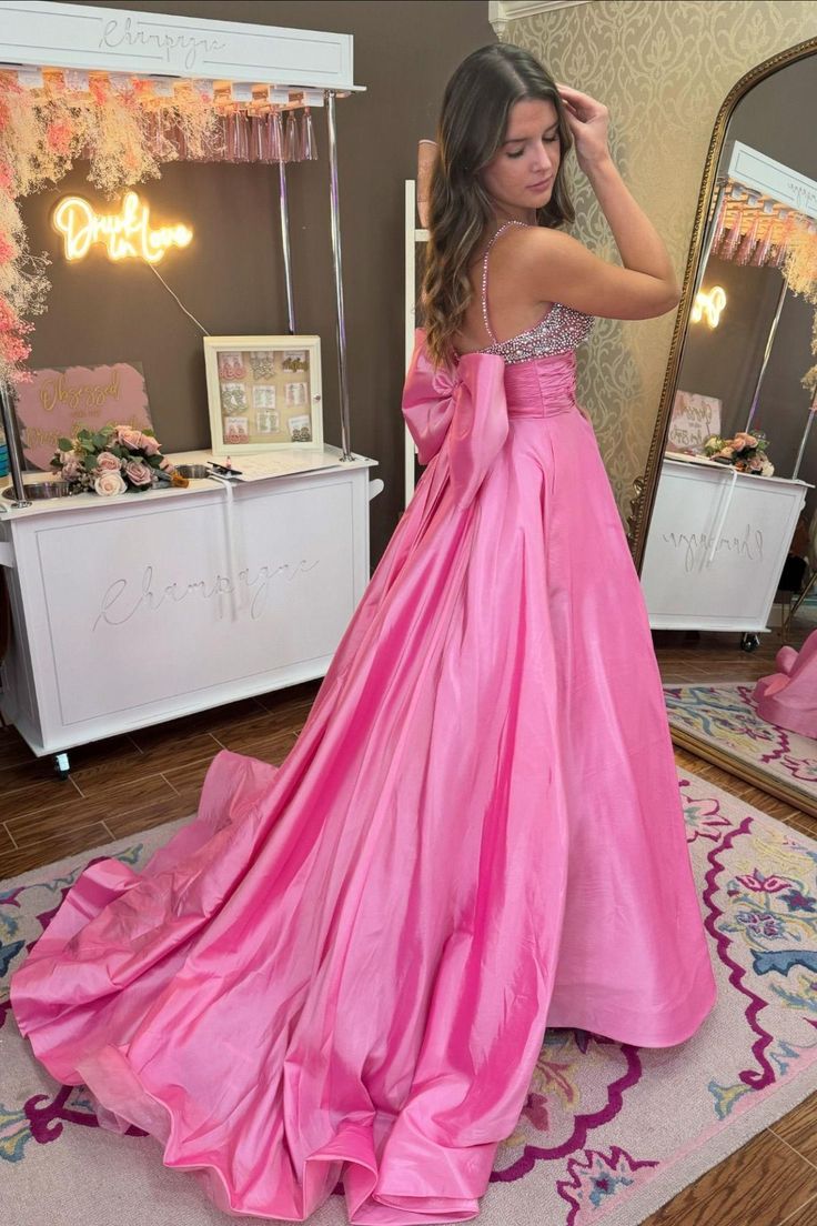 Vestido longo formal em cetim rosa com miçangas e corte em A com laço