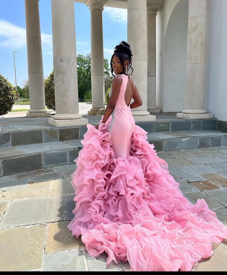 Elegante vestido de noite com apliques de contas em rosa e camadas