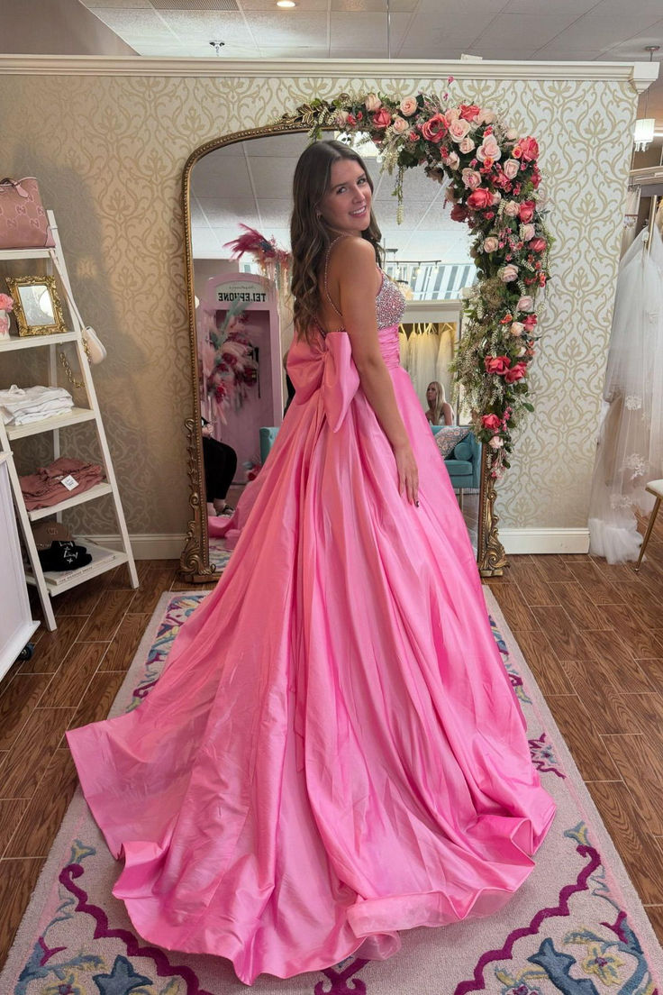 Vestido longo formal em cetim rosa com miçangas e corte em A com laço
