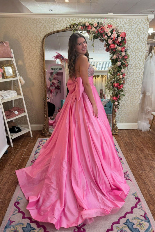Vestido longo formal em cetim rosa com miçangas e corte em A com laço