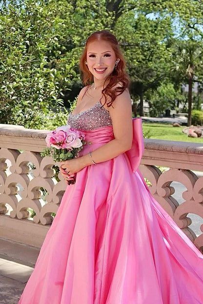 Vestido longo formal em cetim rosa com miçangas e corte em A com laço