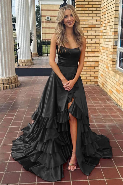 Vestido de festa vermelho com decote redondo, corte A, amarração, babados e camadas, com fenda