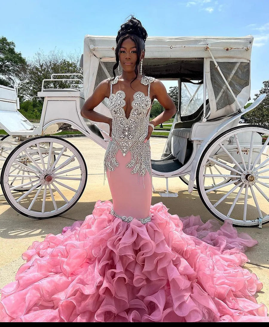 Elegante vestido de noite com apliques de contas em rosa e camadas