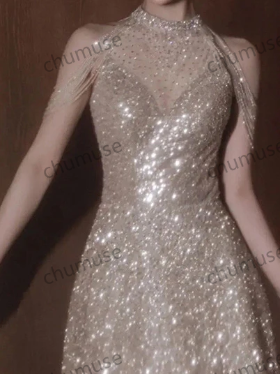 Robe de bal en forme de A, sans manches, à paillettes et col doré