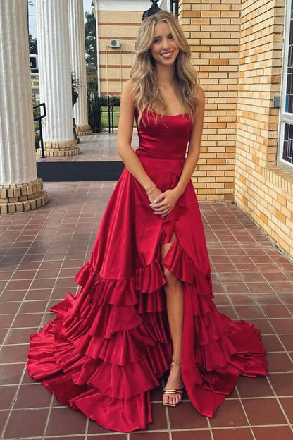 Vestido de festa vermelho com decote redondo, corte A, amarração, babados e camadas, com fenda