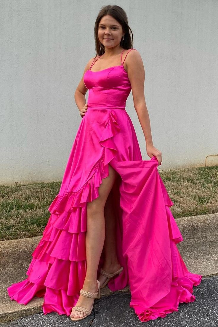 Vestido de festa vermelho com decote redondo, corte A, amarração, babados e camadas, com fenda