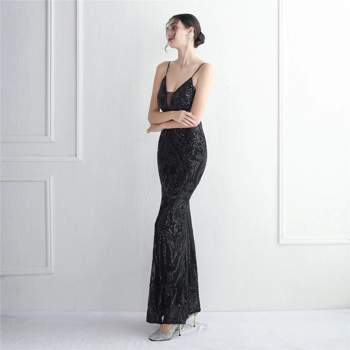 Robe de soirée sirène noire à paillettes et bretelles, longueur au sol, élégante pour les invités de mariage