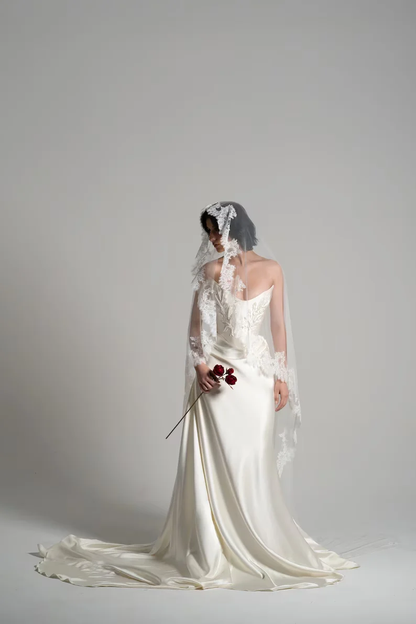 Customized White Cream Draped Satin Dress Waist Tight Corset Floor Standing Train Wedding Dress Bridal