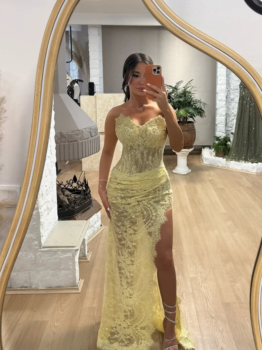 Elegant Daffodil Lace Sleeveless Sweetheart Prom Dress with Split