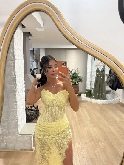 Elegant Daffodil Lace Sleeveless Sweetheart Prom Dress with Split