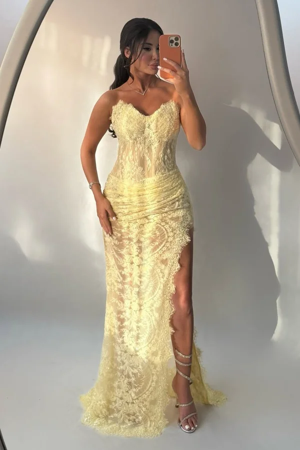 Elegant Daffodil Lace Sleeveless Sweetheart Prom Dress with Split