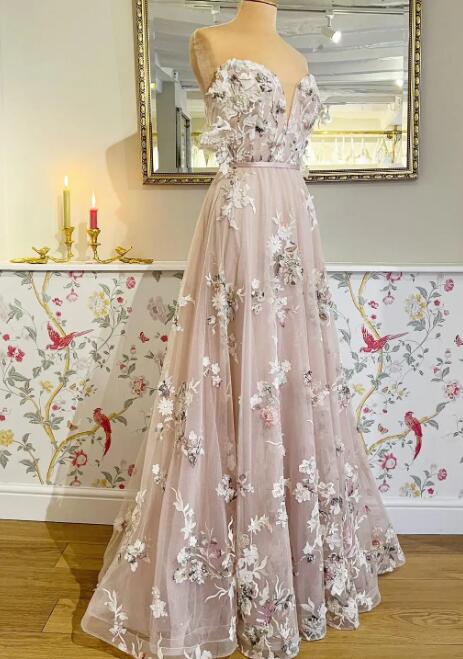 فستان سهرة طويل من Sweetheart Flowers بدون أكتاف 