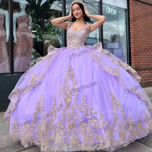 فساتين كوينسينيرا الأميرة ذات القلب الخزامي مع تطريزات من الدانتيل الذهبي 