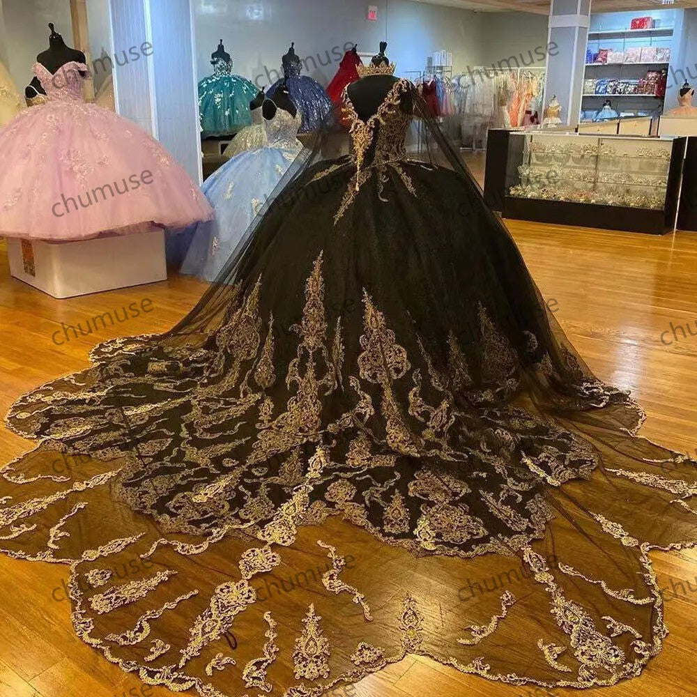 Vestidos de quinceañera con apliques de lentejuelas doradas y capa 