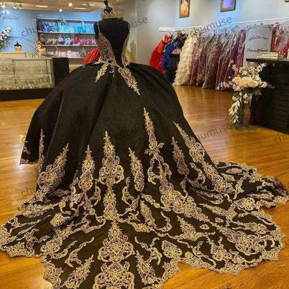 Vestidos de quinceañera con apliques de lentejuelas doradas y capa 