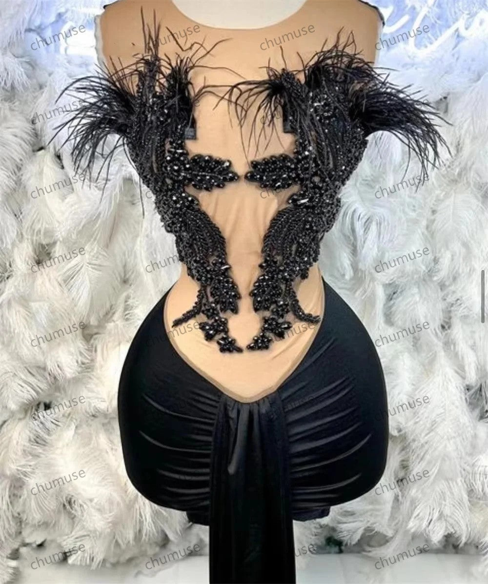 Robe de bal courte en velours noir, sexy, transparente, col rond, avec perles, strass, plumes et traîne, 2025