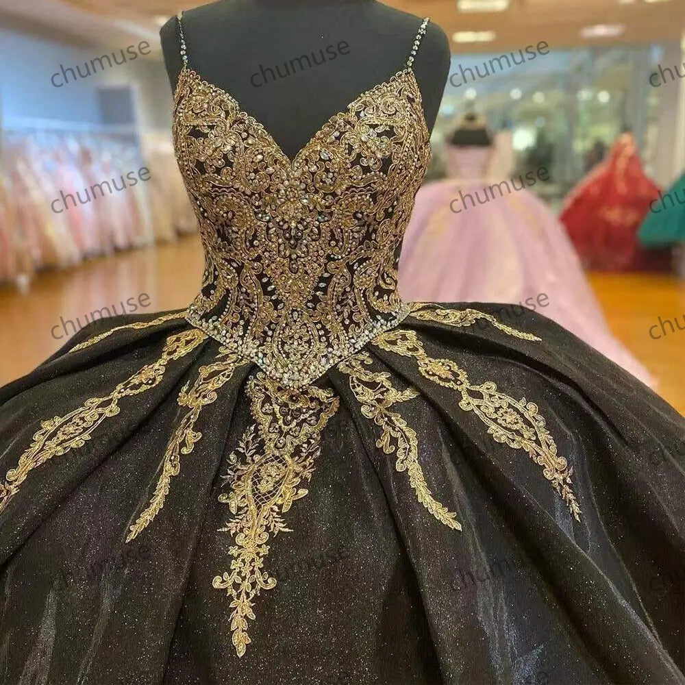Vestidos de quinceañera con apliques de lentejuelas doradas y capa 