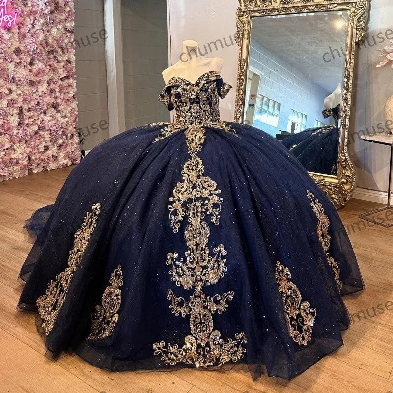 Vestido de princesa azul marinho para quinze anos com ombros à mostra e apliques de renda dourada e miçangas 