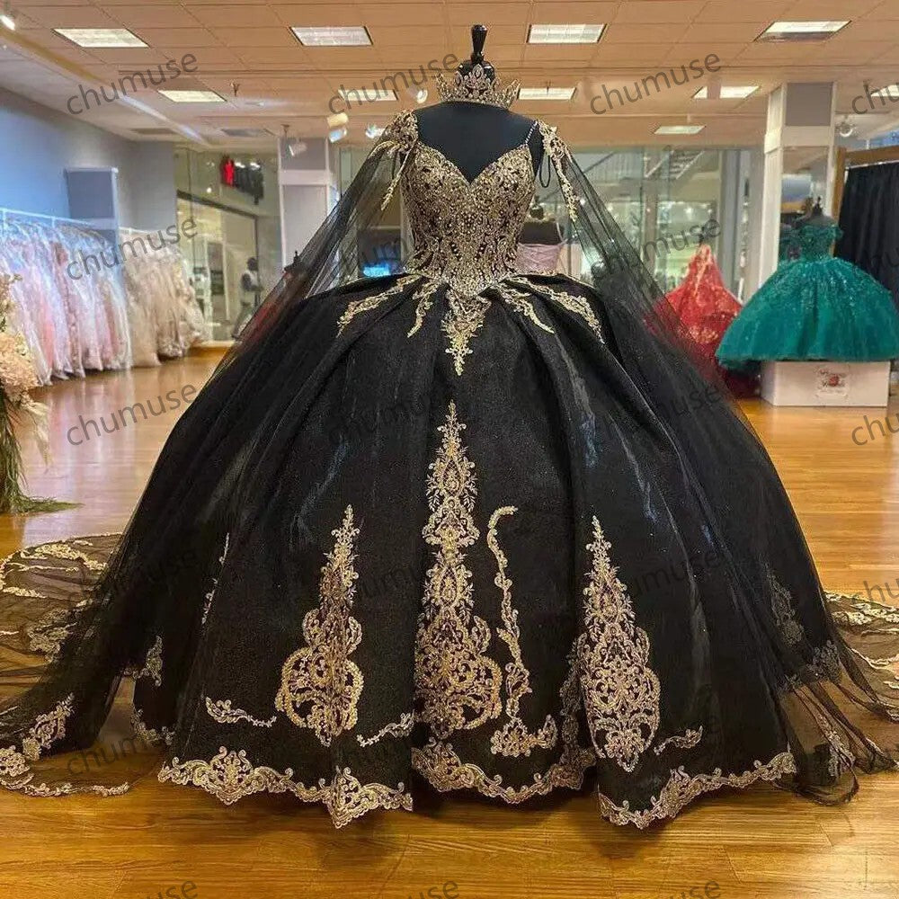 Vestidos de quinceañera con apliques de lentejuelas doradas y capa 