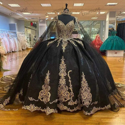 Vestidos de quinceañera con apliques de lentejuelas doradas y capa 
