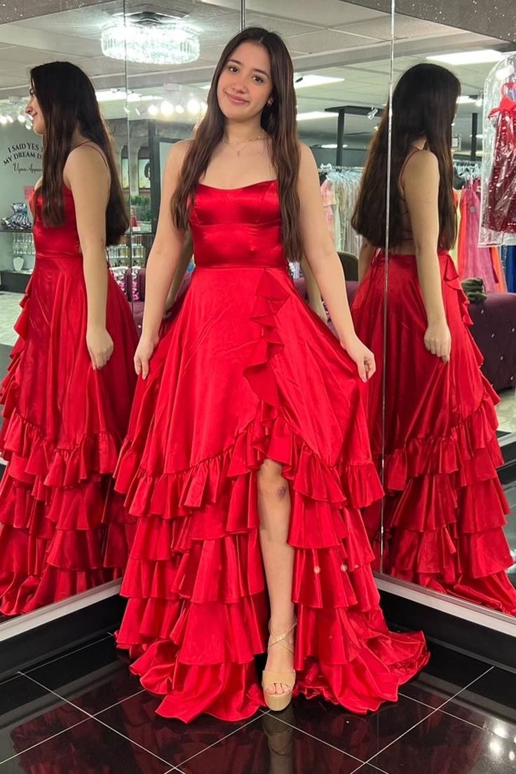Vestido de festa vermelho com decote redondo, corte A, amarração, babados e camadas, com fenda