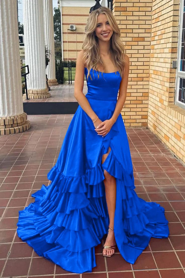 Vestido de festa vermelho com decote redondo, corte A, amarração, babados e camadas, com fenda