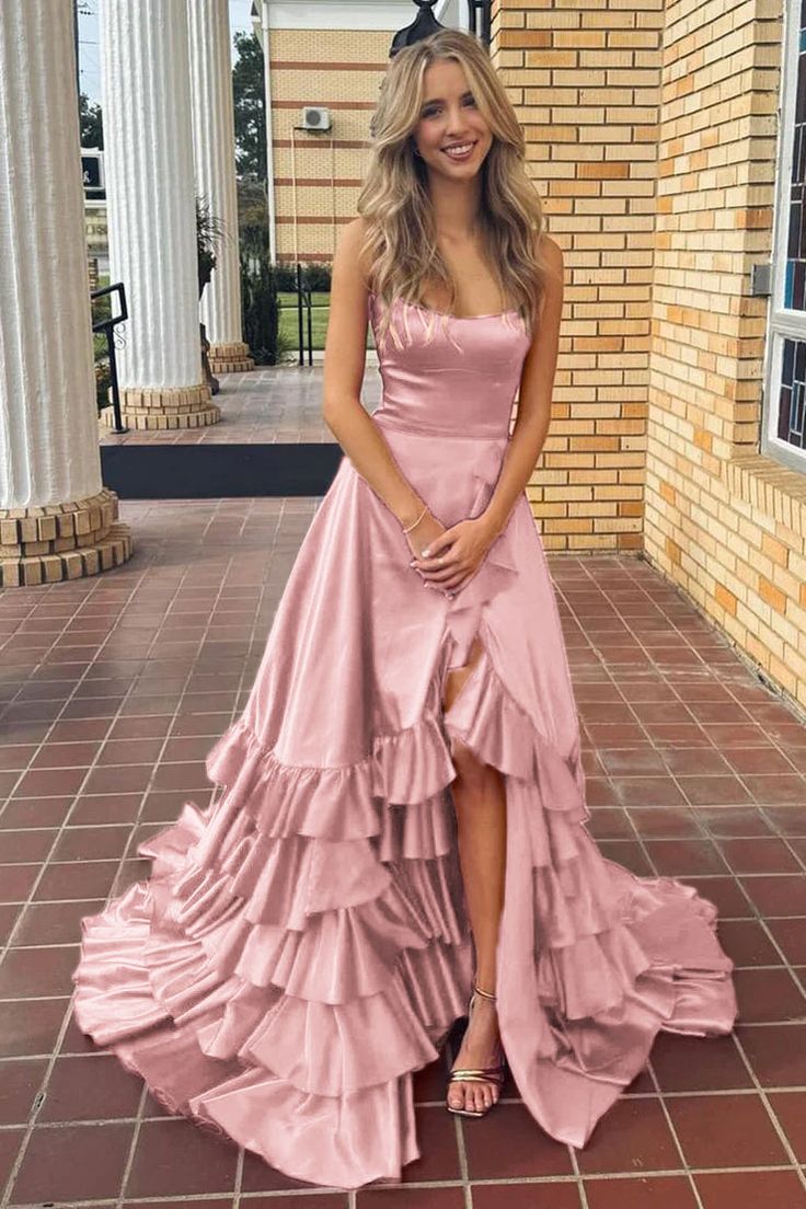 Vestido de festa vermelho com decote redondo, corte A, amarração, babados e camadas, com fenda