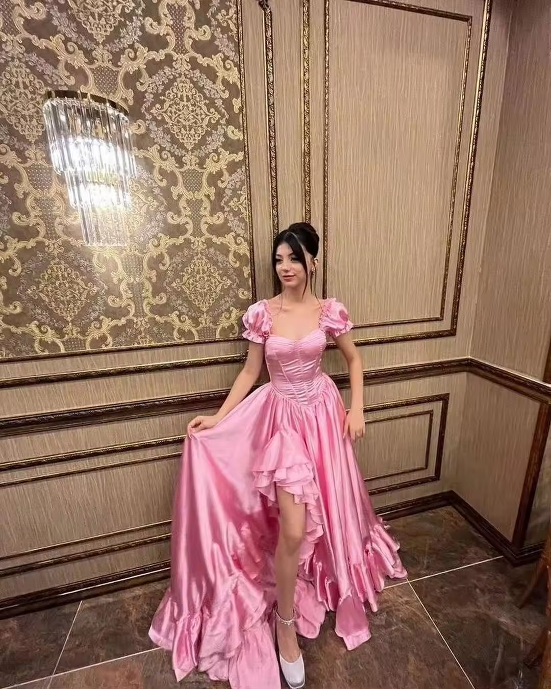 Robe de princesse rose élégante en forme de A, style corset, tenue de soirée d'anniversaire, avec volants et fente sur la jambe, idéale pour les occasions spéciales